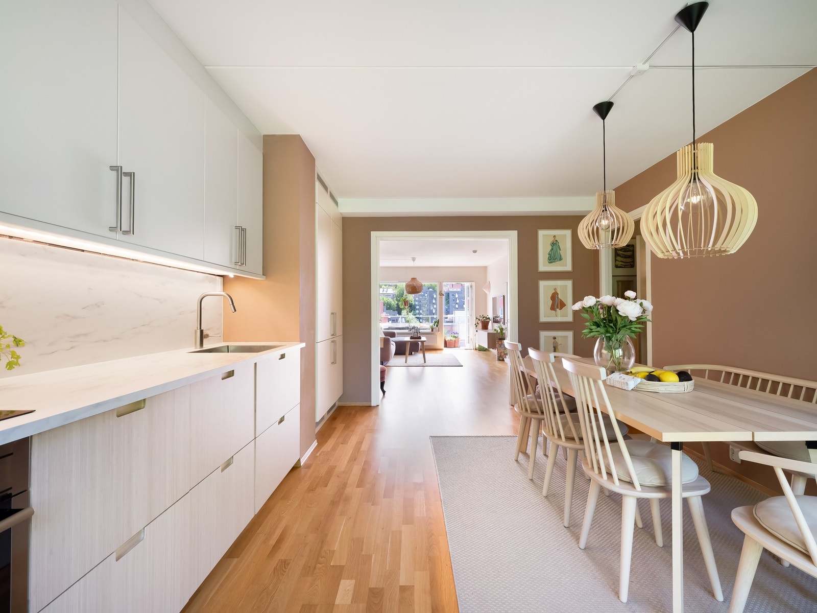 Flott kjøkken som er delvis oppgradert i 2021 byr på godt med skap- og benkeplass. Galleribilde