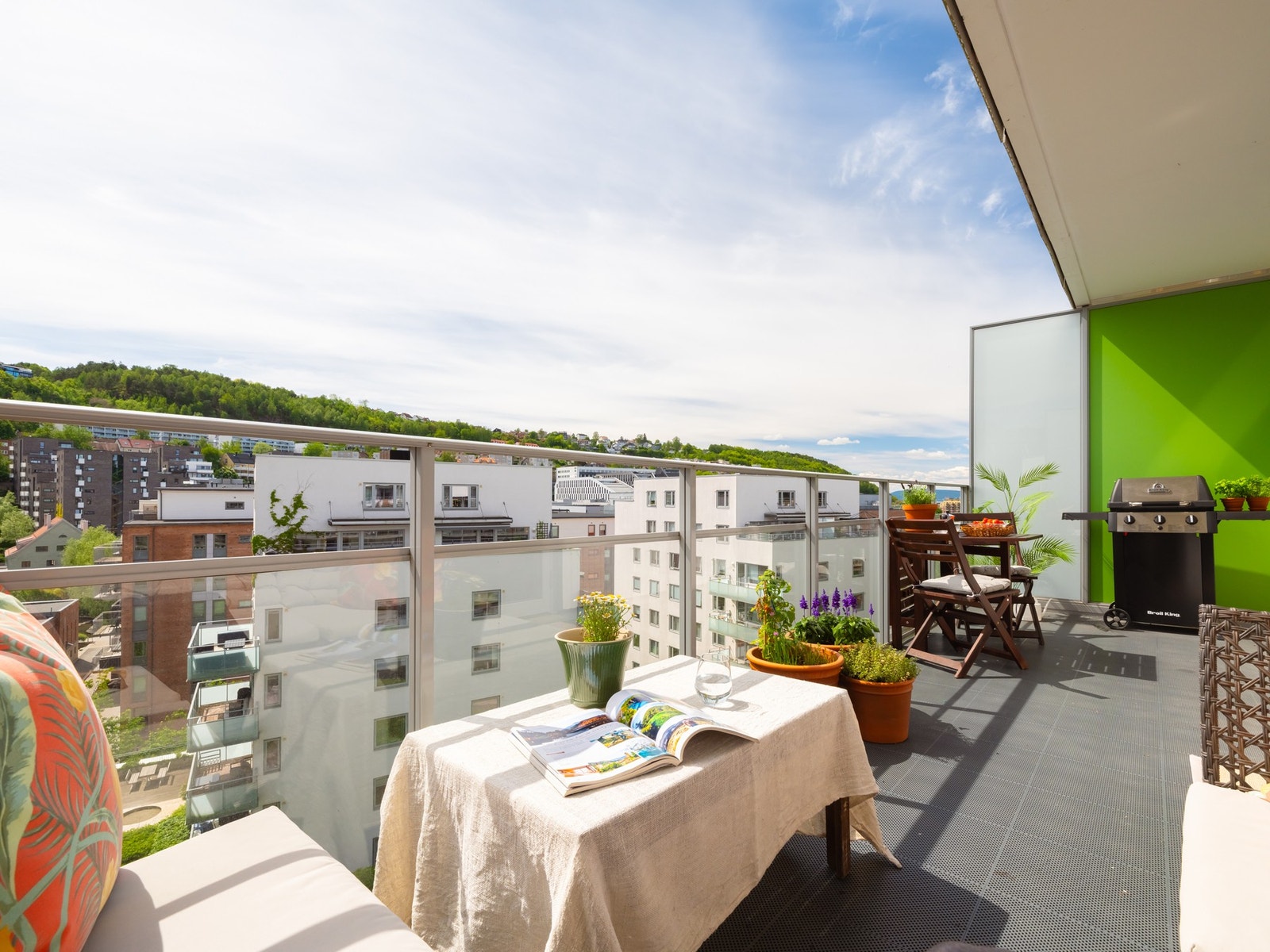 Her er det tillatt med både gass- og elektrisk grill, så det vil være enkelt å ta matlagingen og middagene utendørs. Galleribilde