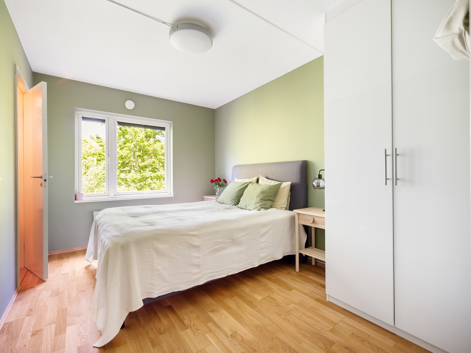 Boligen har i alt to soverom som begge er fine i moderne fargevalg og har parkett på gulv. Galleribilde