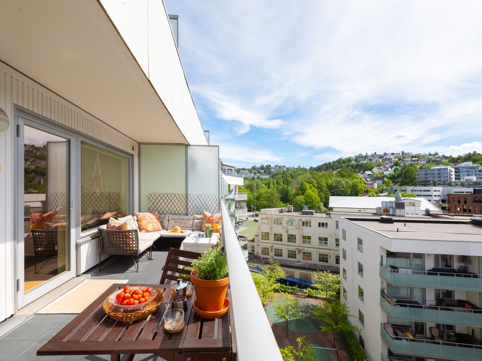 Balkongen er sydvendt og gir med det sol fra ca. 08.30-10.00 til den forsvinner 18.30-20.00 i månedene mai-september. Galleribilde