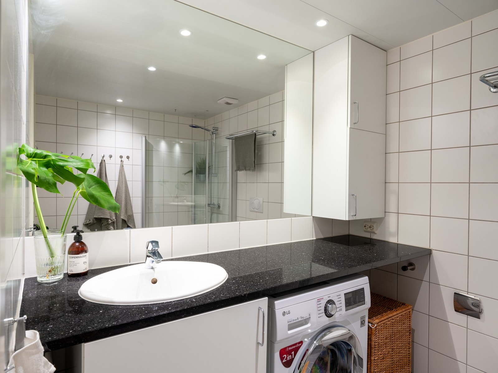 Innredningen består av servant på benkeplate av stenkompositt, ett-greps armatur, stort speil, underskap samt veggskap. Galleribilde