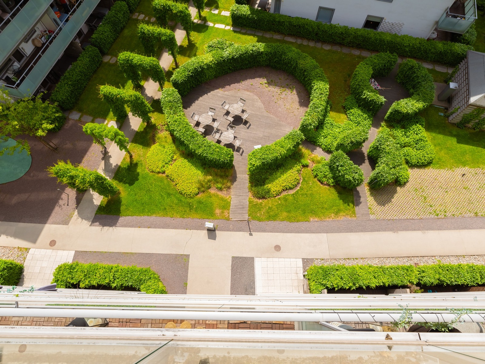 Balkongen er vendt mot rolige og pent opparbeidede fellesområder. Galleribilde