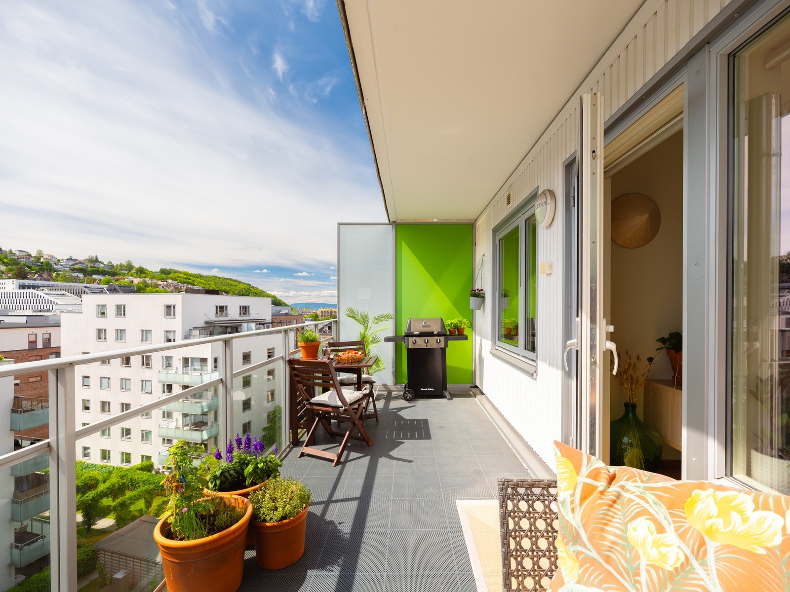 På sommerstid vil uteplassen oppleves som en ekstra stue, hvor balkongdøren for det meste vil stå åpen. Galleribilde