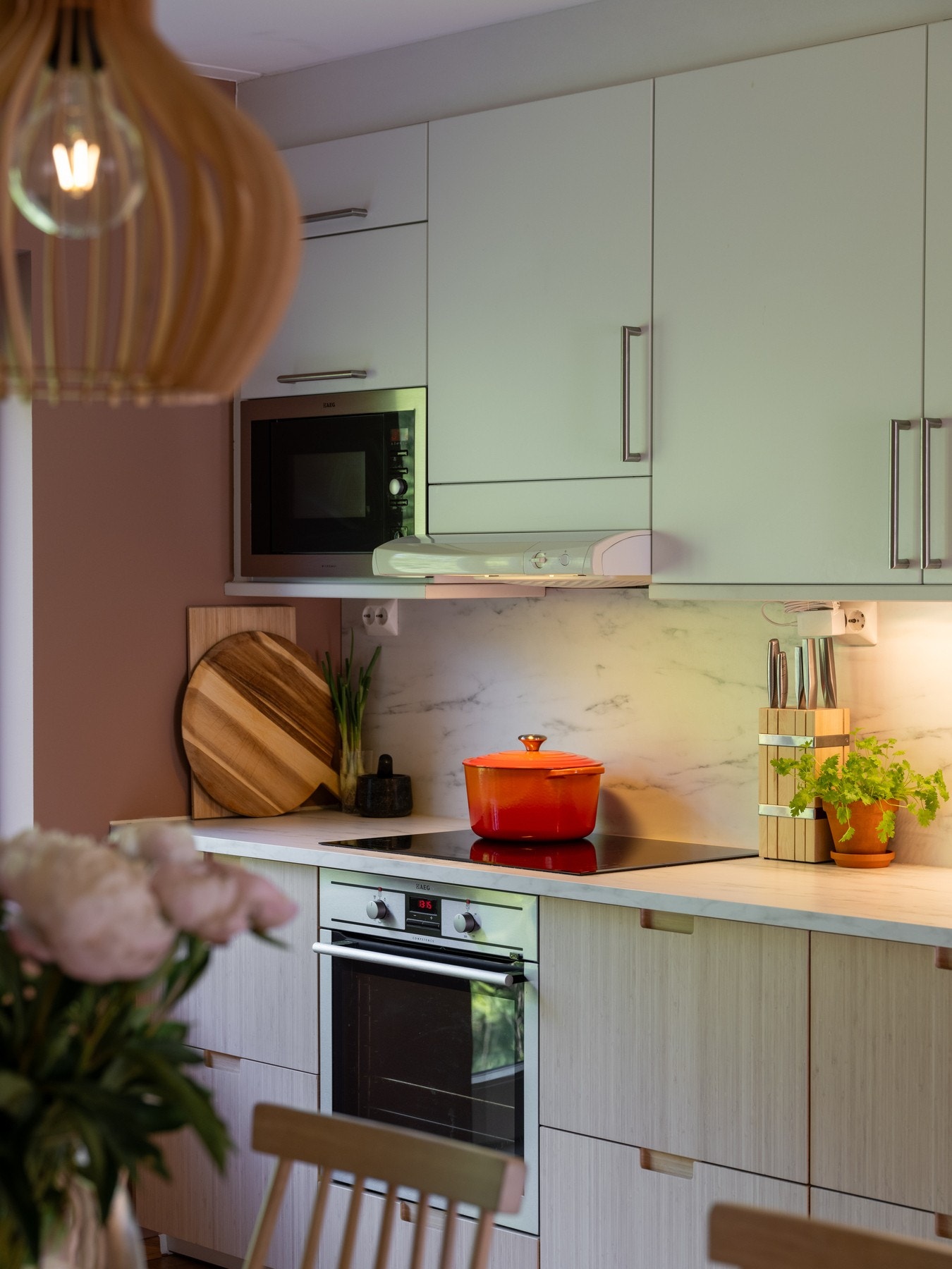 Det er montert belysning og stikkontakter under overskapene. Galleribilde