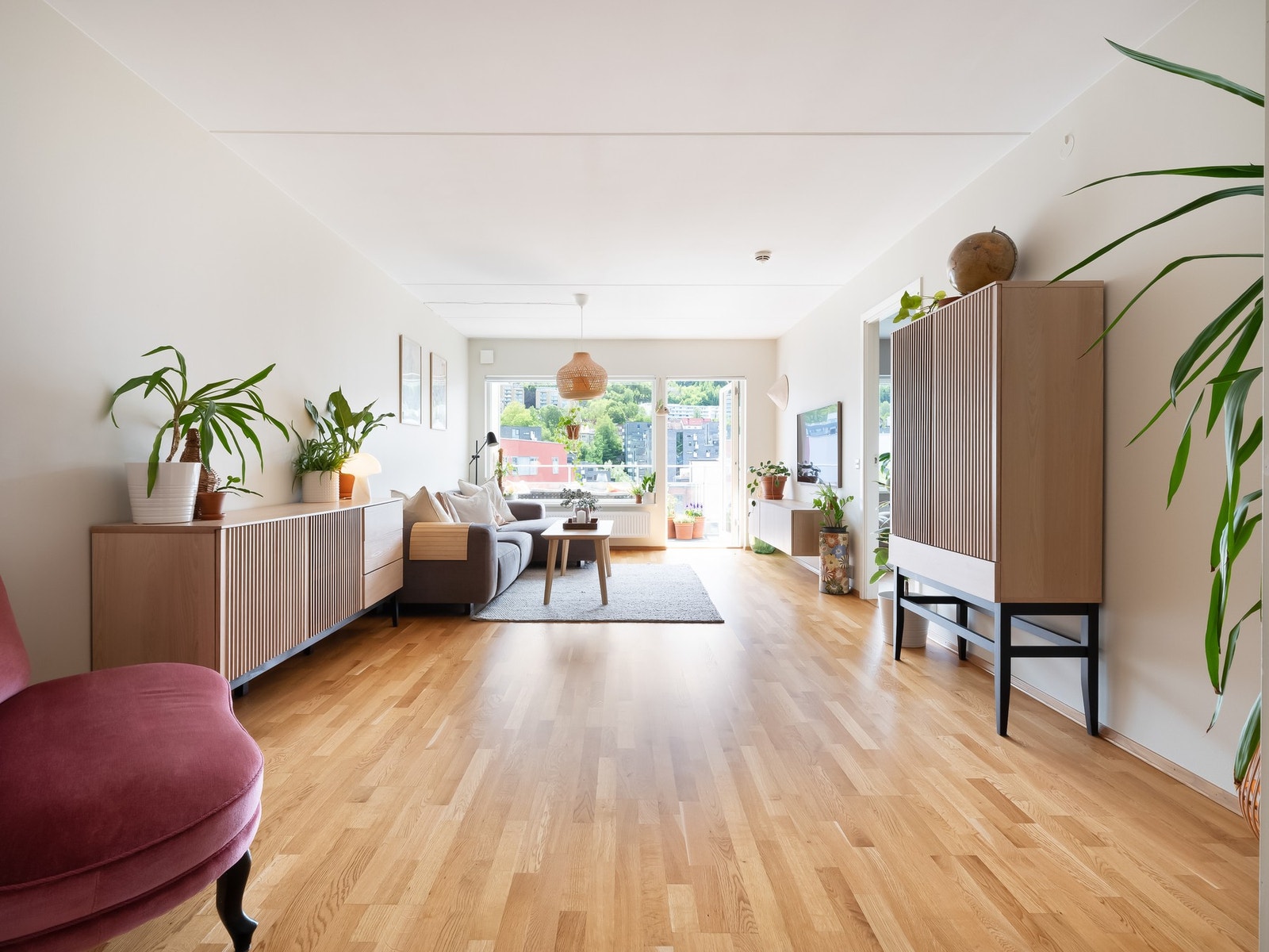 Her er det god plass til sofagruppe, TV-benk, skjenk og annet ønskelig møblement. Galleribilde