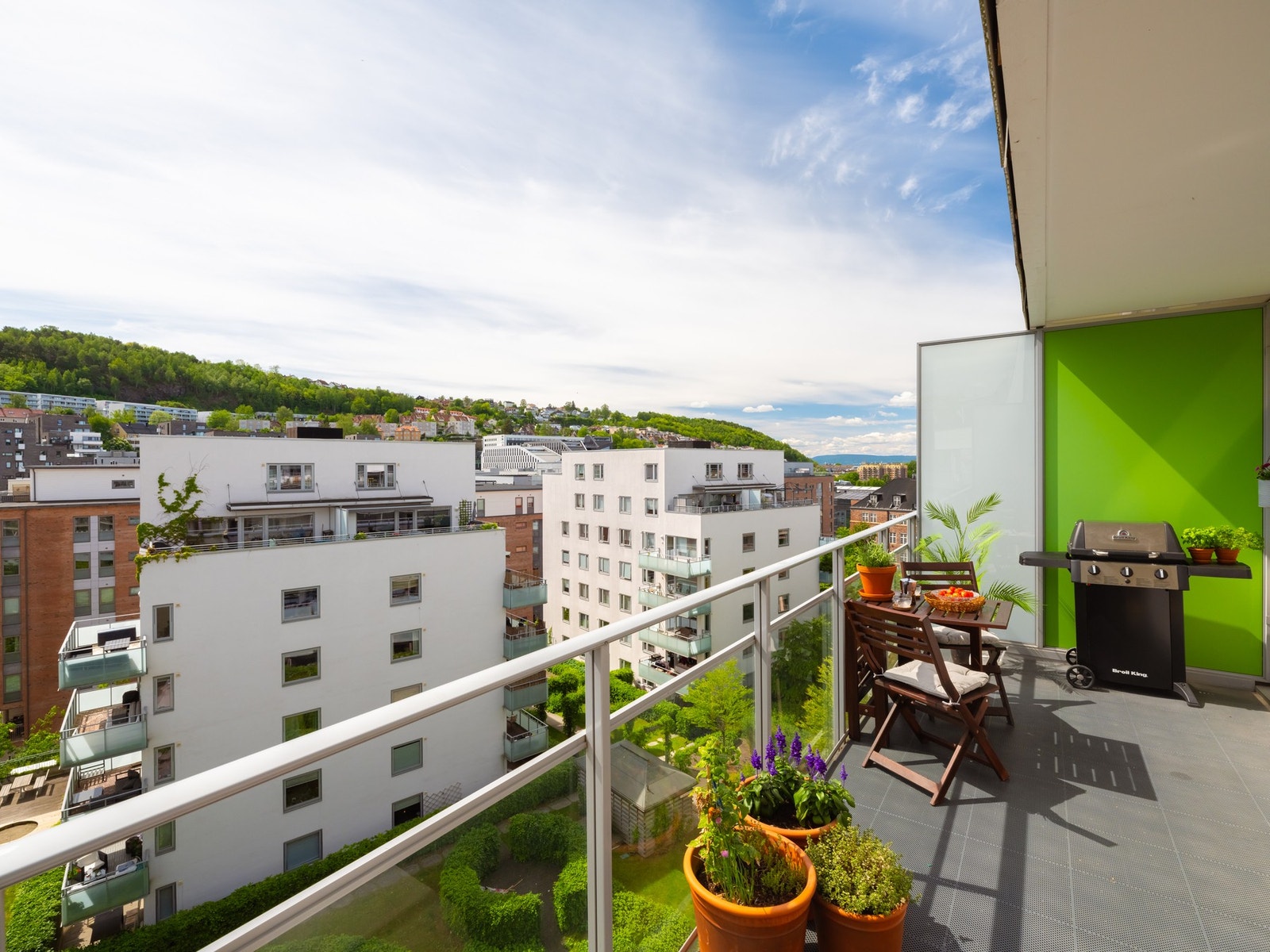 Balkongens størrelse byr på godt med plass til flere sittesoner som lounge og spisegruppe. Galleribilde