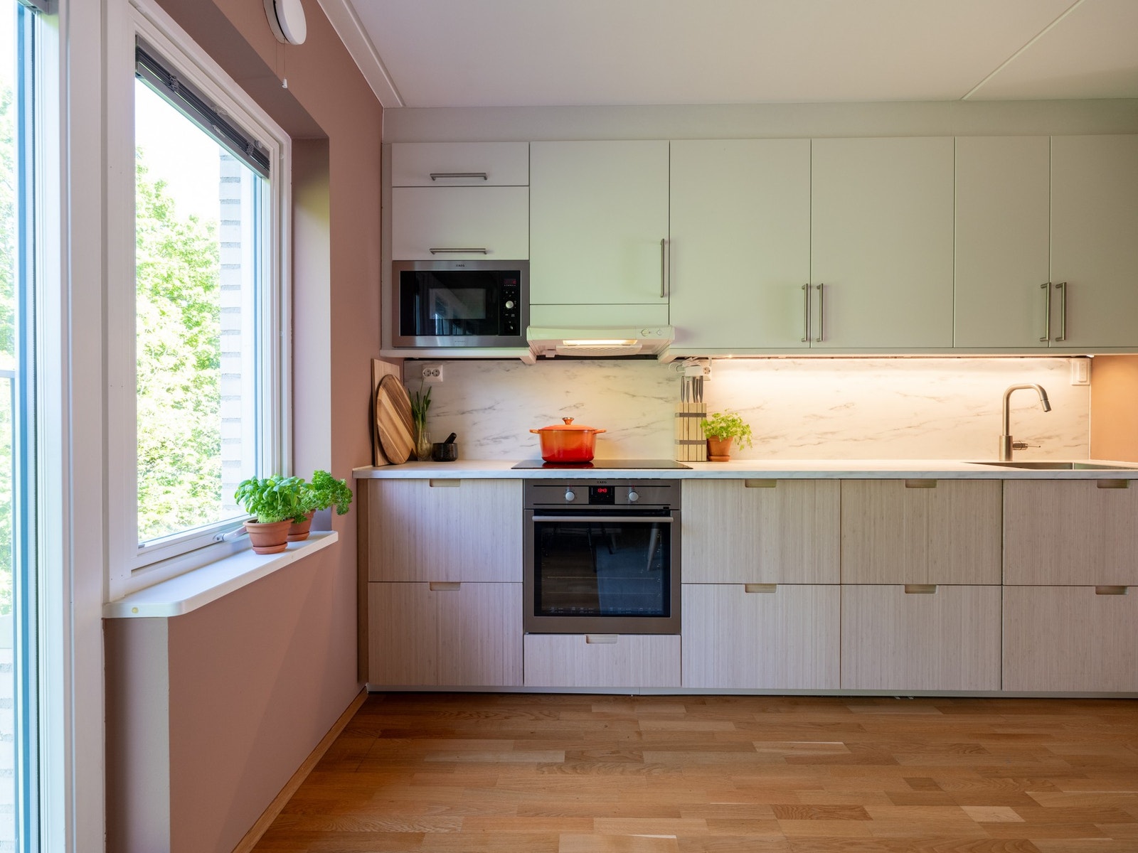 Videre er det benkeplate av laminat, planlimt rustfri oppvaskkum med ett-greps uttrekkbart armatur og plate på vegg over benk. Galleribilde