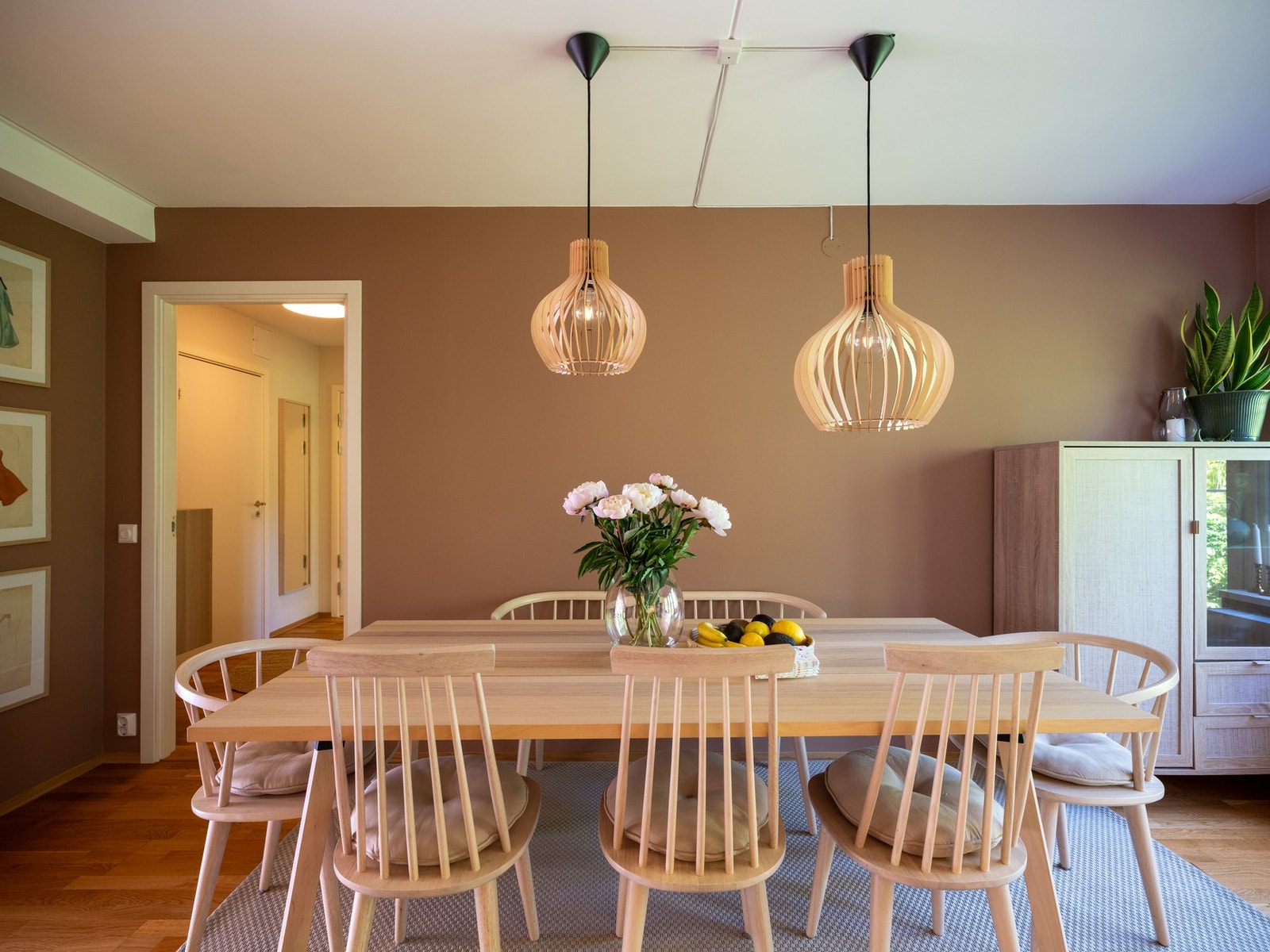 Rommet har god plass til spisebordsgruppe hvor familie og venner kan inviteres til hyggelige lag. Galleribilde