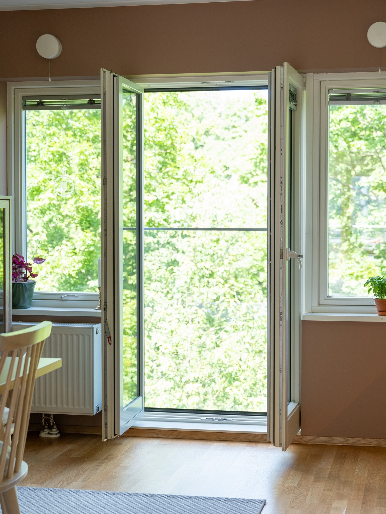 Den franske balkongen med to-fløyede dører gir rikelig med lysinnslipp. Galleribilde