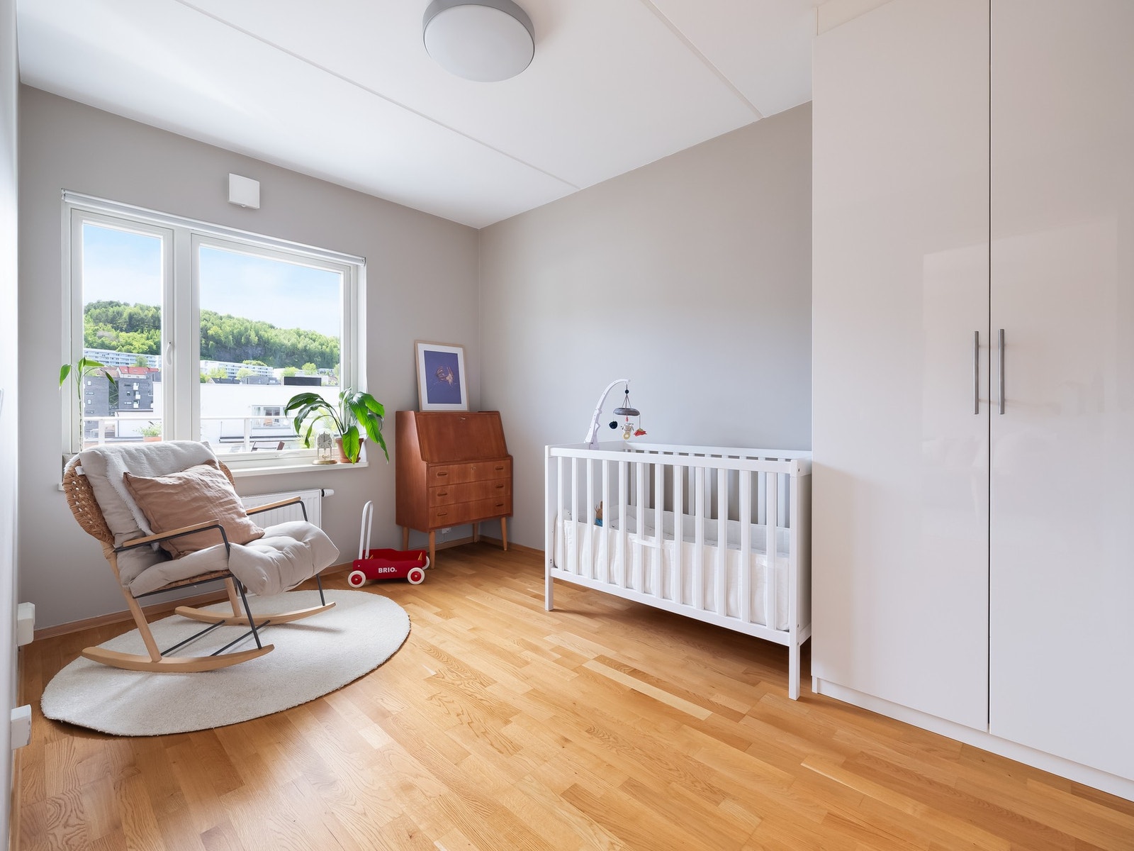 Soverom nr. to er også av god størrelse og har plass til det du behøver av seng og annet møblement. Garderobeskapet medfølger. Galleribilde