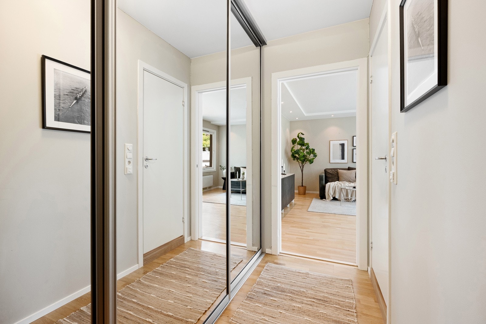 Leiligheten har en lys entré som gir et godt førsteinntrykk. Det er god plass til yttetøy i stor skyvedørsgarderobe med speilfronter. Galleribilde