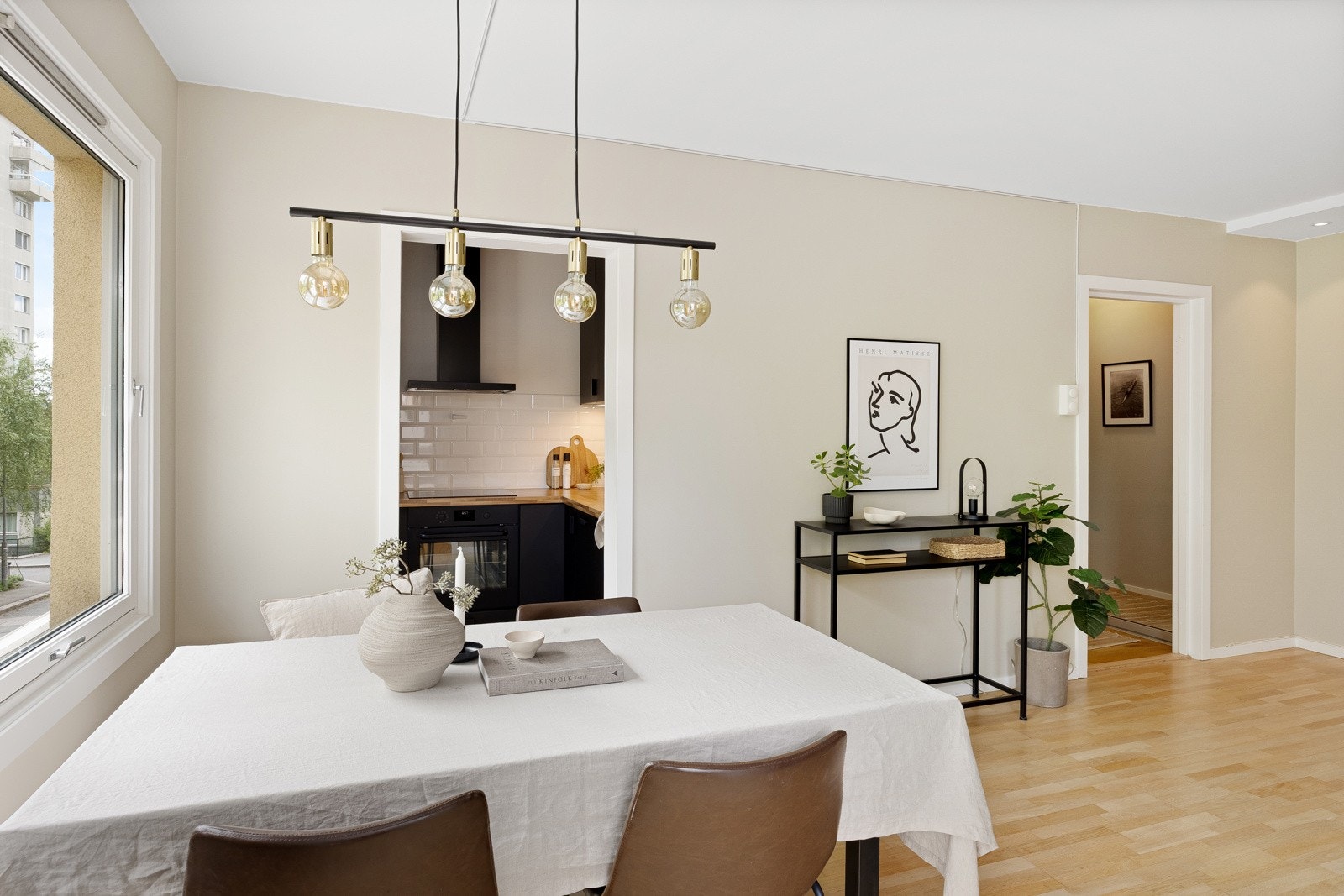 Stuen har flotte møbleringsmuligheter med god plass til sofaseksjon med tilhørende møblement, samt spisebord for hyggelig sammenkomster. Galleribilde