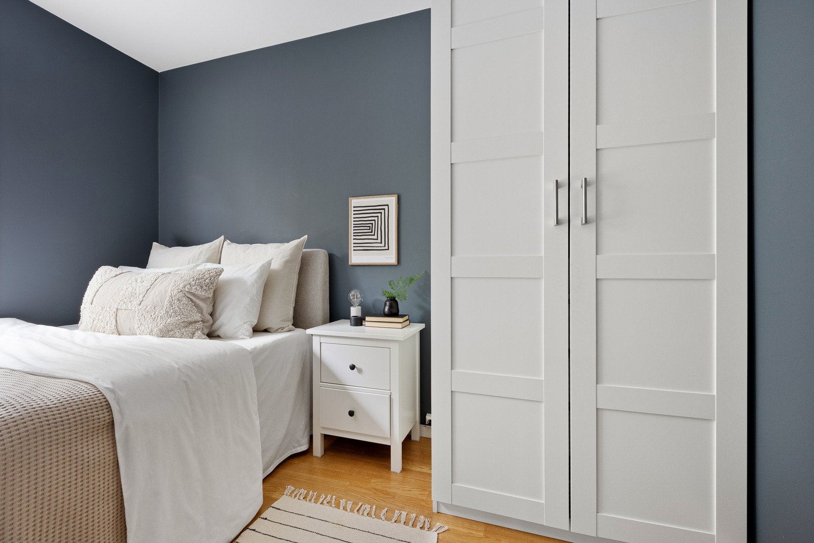 Rommet er innredet med et garderobeskap medfølger handelen. God plass til dobbeltseng, sengen som står der i dag er 150 cm. Galleribilde