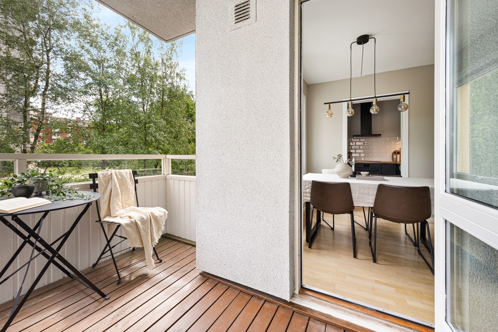 Balkongen er østvendt og har gode solforhold fra ca. kl. 10-14 på sommerstid ifølge selger. Galleribilde