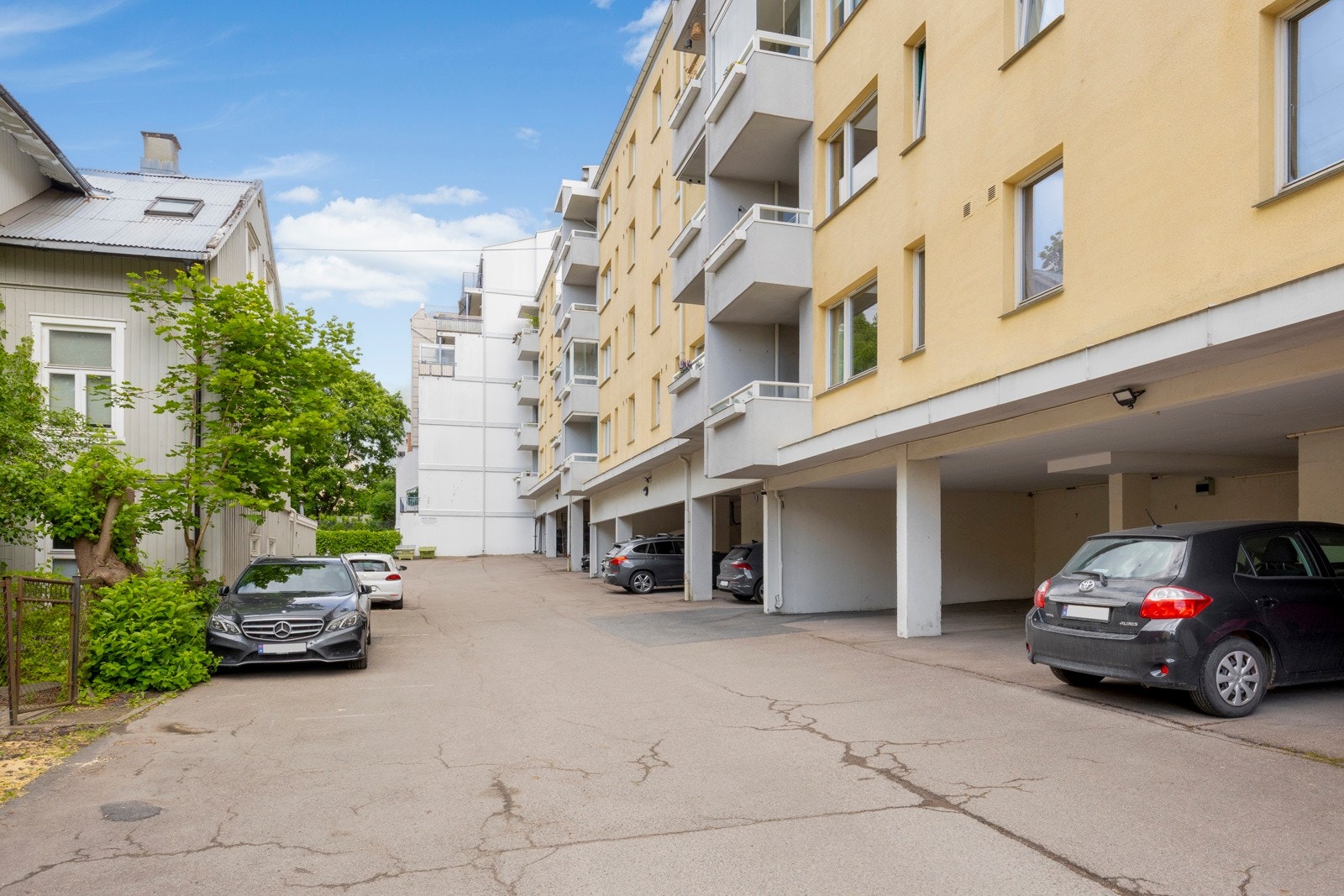 Borettslaget disponerer 30 parkeringsplasser i bakgården som leies ut etter venteliste. Galleribilde