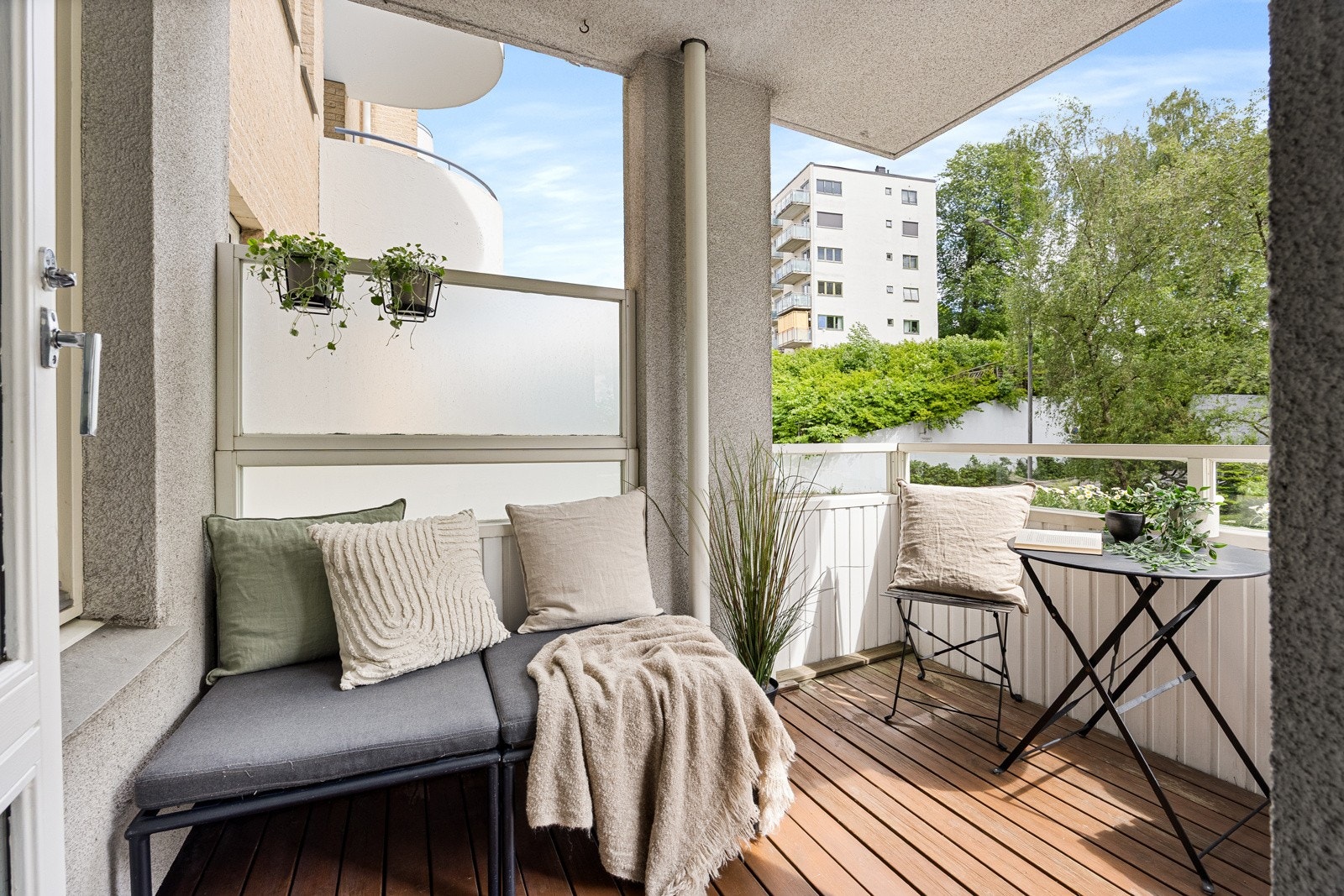 Fra stuen er det utgang til en fin balkong på 5m² som fungerer som en forlengelse av stuen store deler av året. Galleribilde