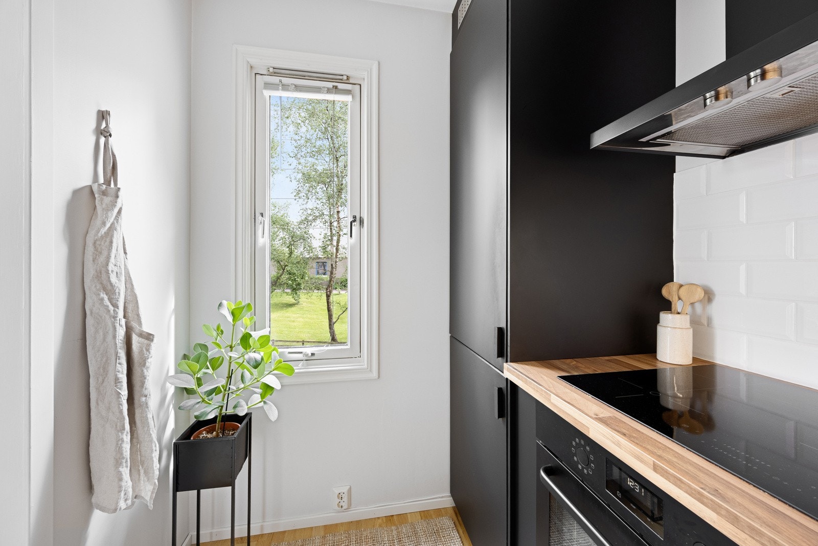 Leiligheten har et stilrent kjøkken fra 2018 i eget rom. Galleribilde