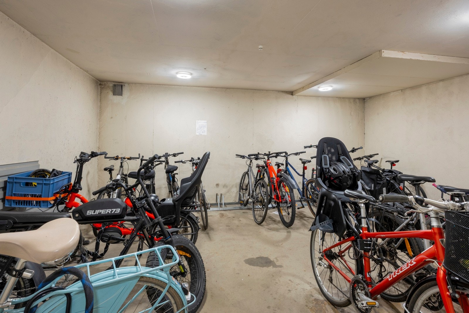 Leiligheten disponerer en bod på loft og en skapseksjon i underetasje. Det er i tillegg felles sykkelbod. Galleribilde