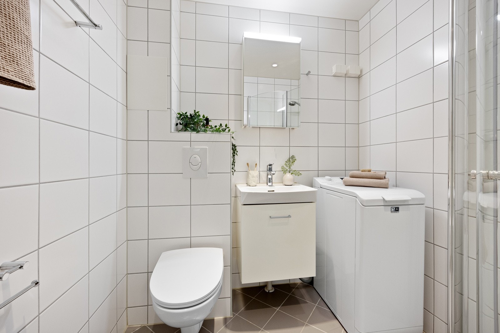 Pent, flislagt baderom som ble rehabilitert i regi av borettslaget i 2017. Galleribilde