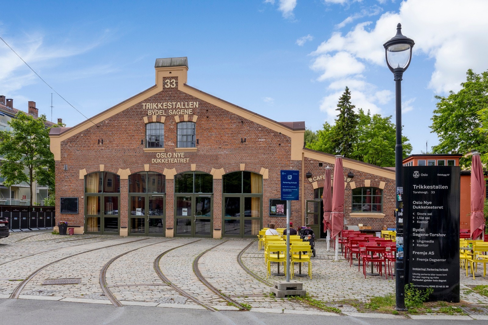 Det er gangavstand til dagligvarehandel, offentlig kommunikasjon og flotte friluftsområder. Her har du anledning til å bo tilbaketrukket, med nærhet til det du trenger i hverdagen. Galleribilde