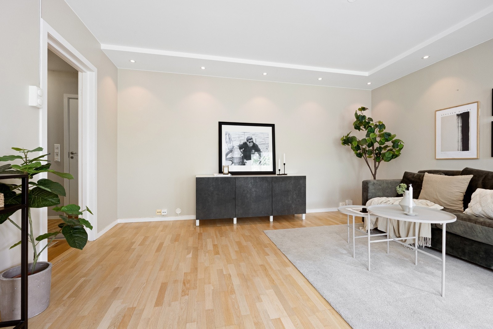 Leiligheten er vel gjennomført med lyse overflater og pent parkettgulv. Galleribilde