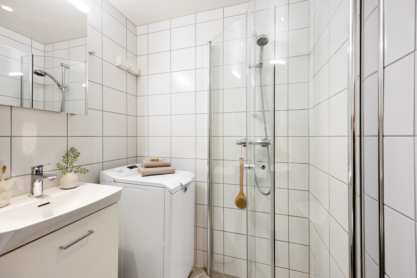 Det er behagelig varme i gulvet og nedsenket himling med downlights. Galleribilde