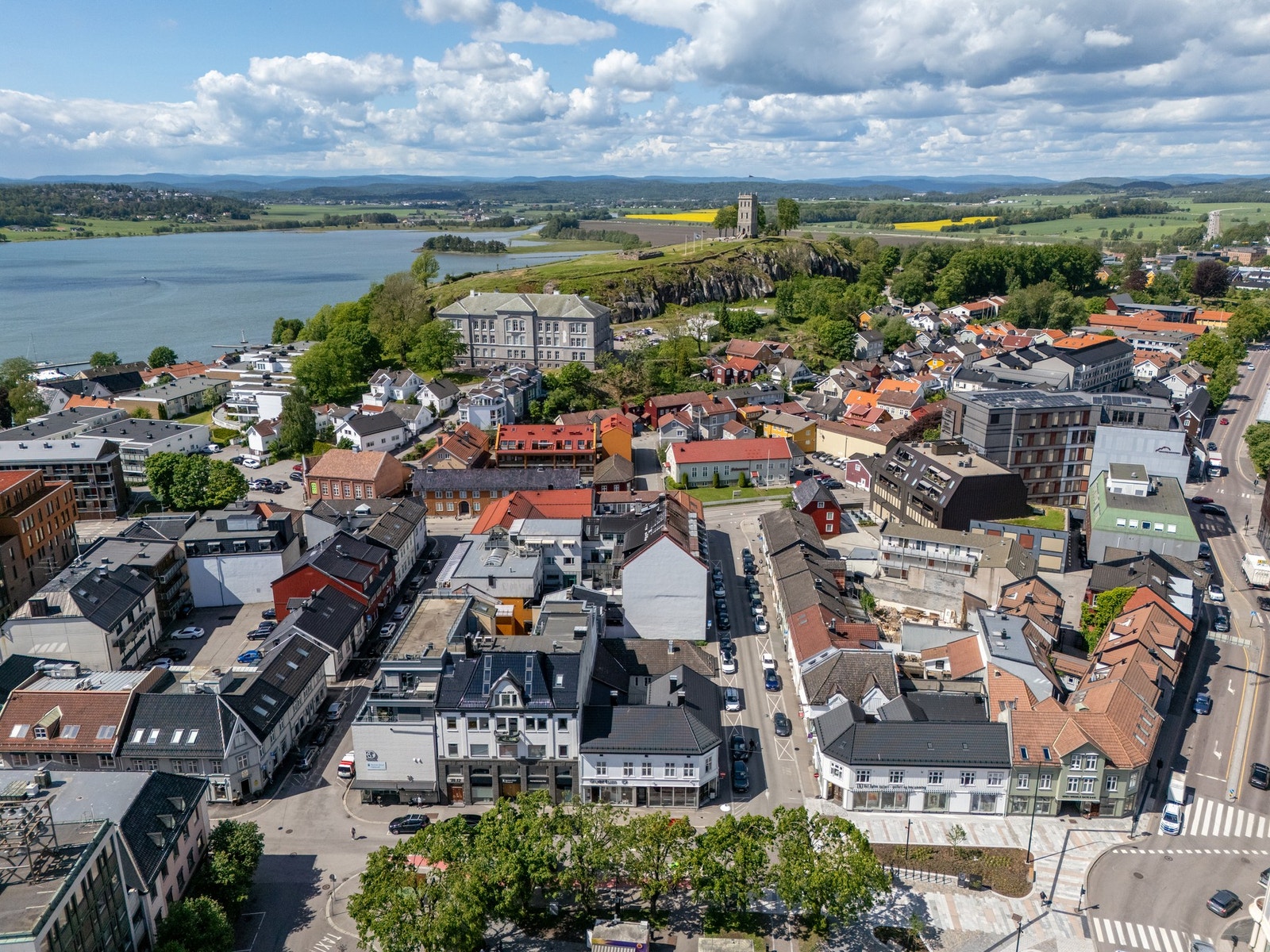 Det er umiddelbar nærhet til historiske Slottsfjellet, brygga i Tønsberg og alle sentrumsfasiliteter. Galleribilde