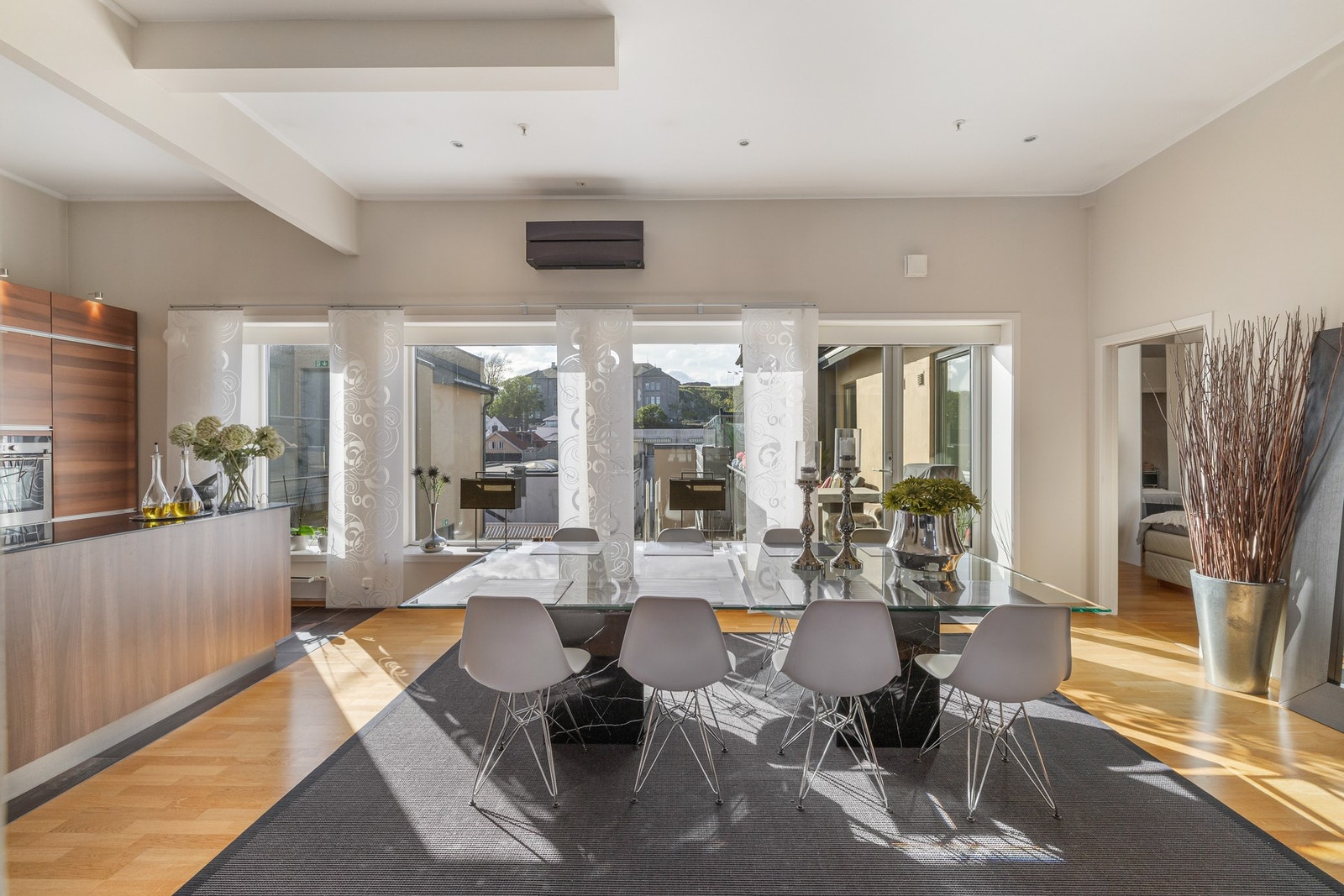 I nærheten av kjøkkenet er det plass til langbord. Galleribilde