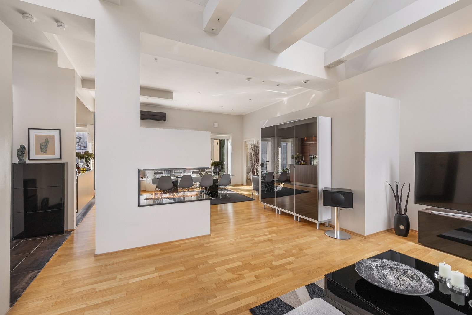 Møbleringsfriheten er god, og i stuesonen kan det innredes med sofagruppe, godstoler og tv-/mediastasjon. Galleribilde