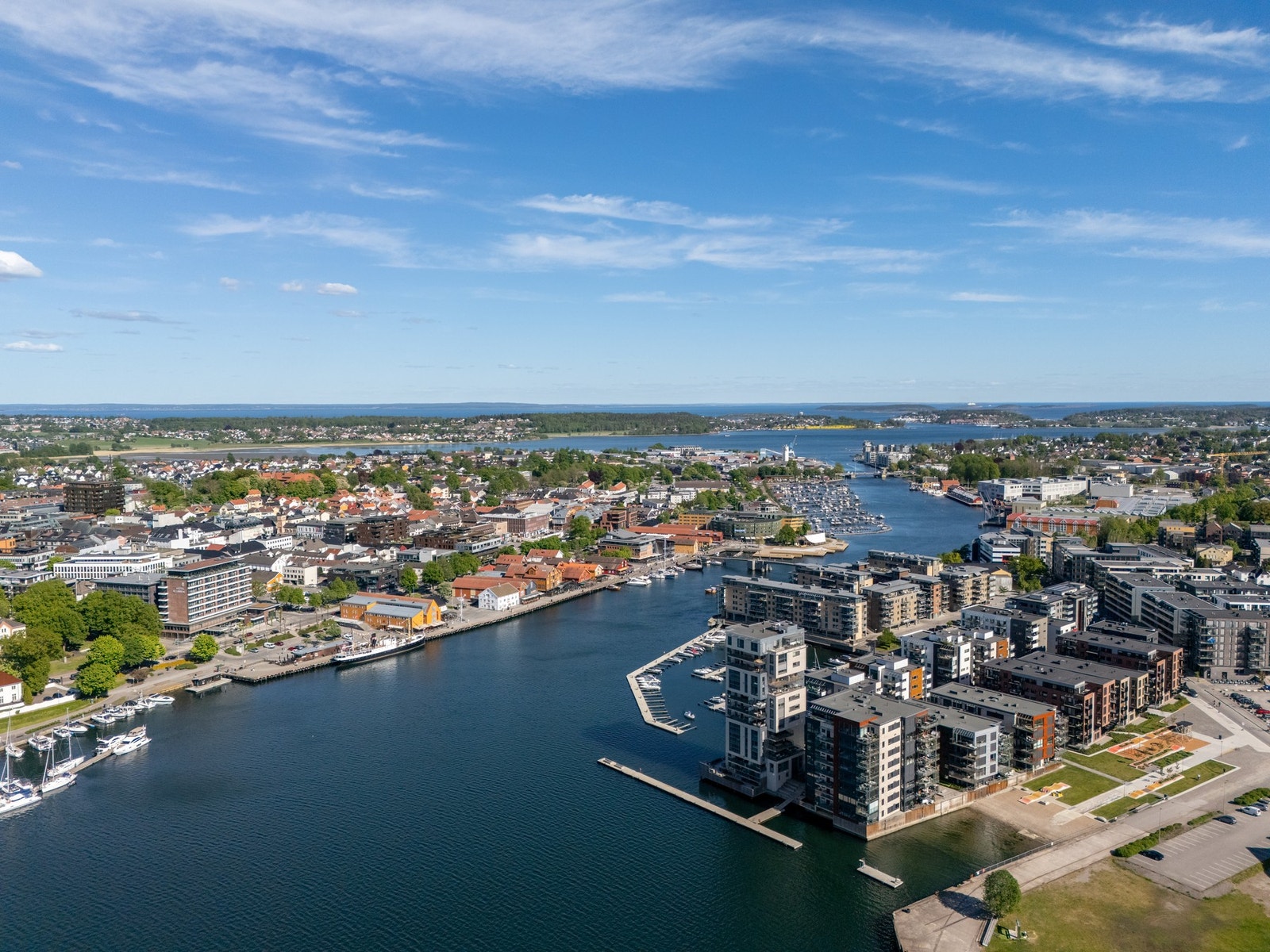 Langs bryggene i Tønsberg kan du nyte av båtlivets gleder og et stort utvalg av restauranter, kafeer og barer. Galleribilde