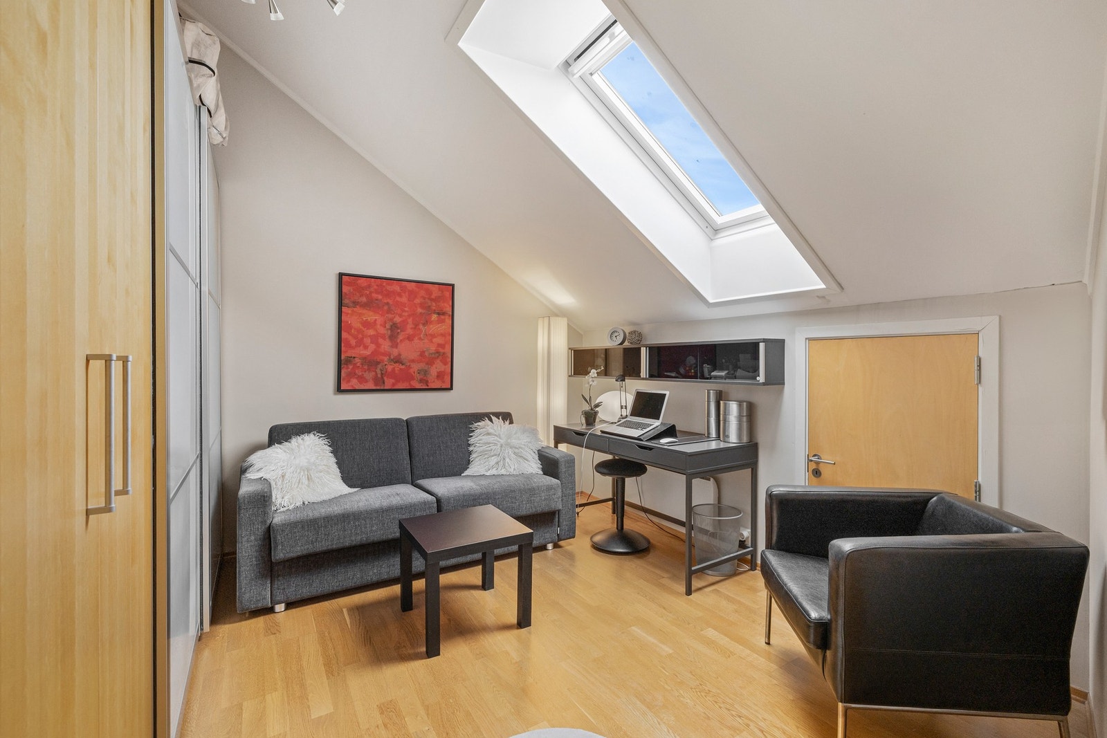 Det er garderobeskap på begge soverommene og i entreen Galleribilde