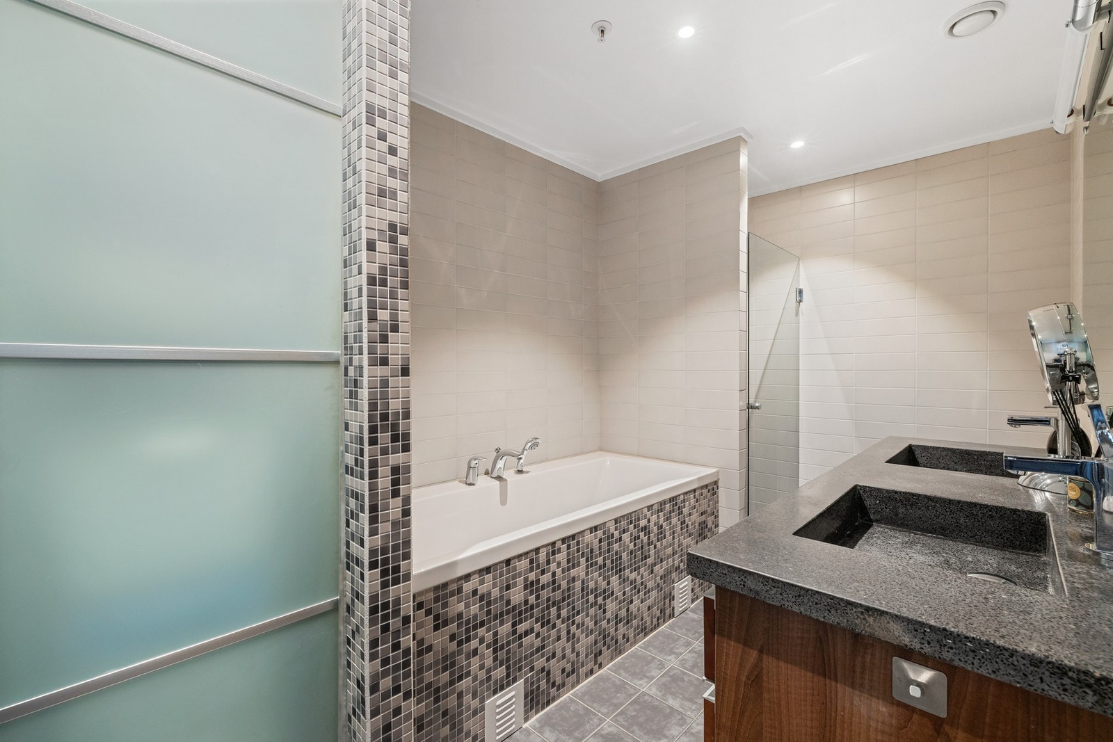 Leiligheten inneholder et bad/wc/vaskerom og et bad/wc. Galleribilde