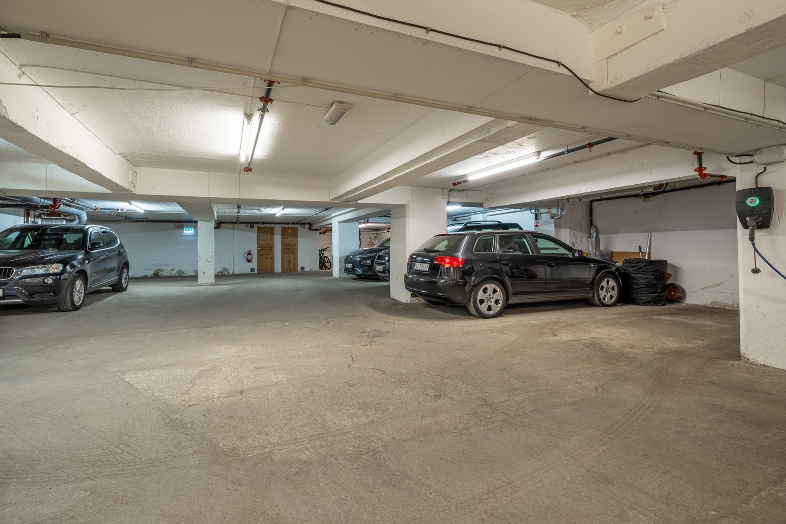 Det medfølger én p-plass i felles garasjeanlegg, og plassen er klargjort for montering av elbillader. Galleribilde