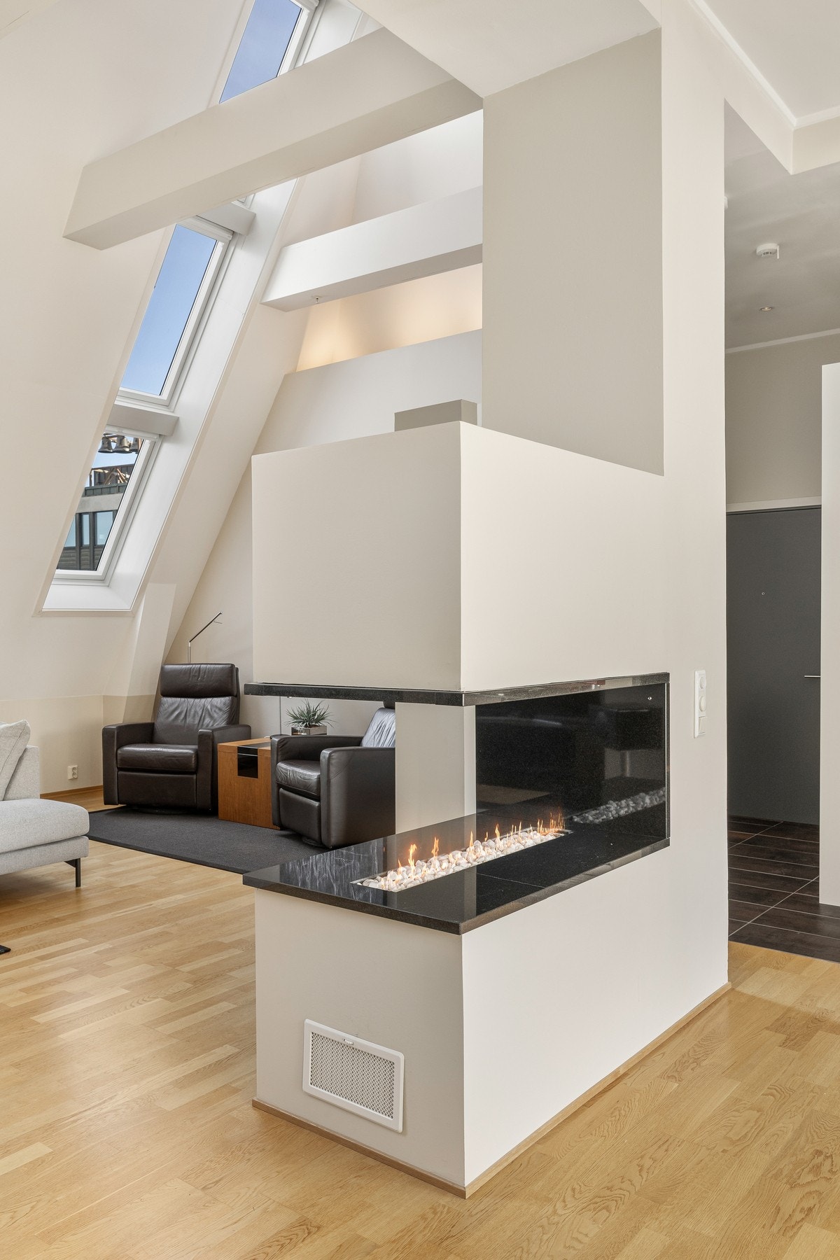 Midt i rommet er det en moderne gasspeis Galleribilde