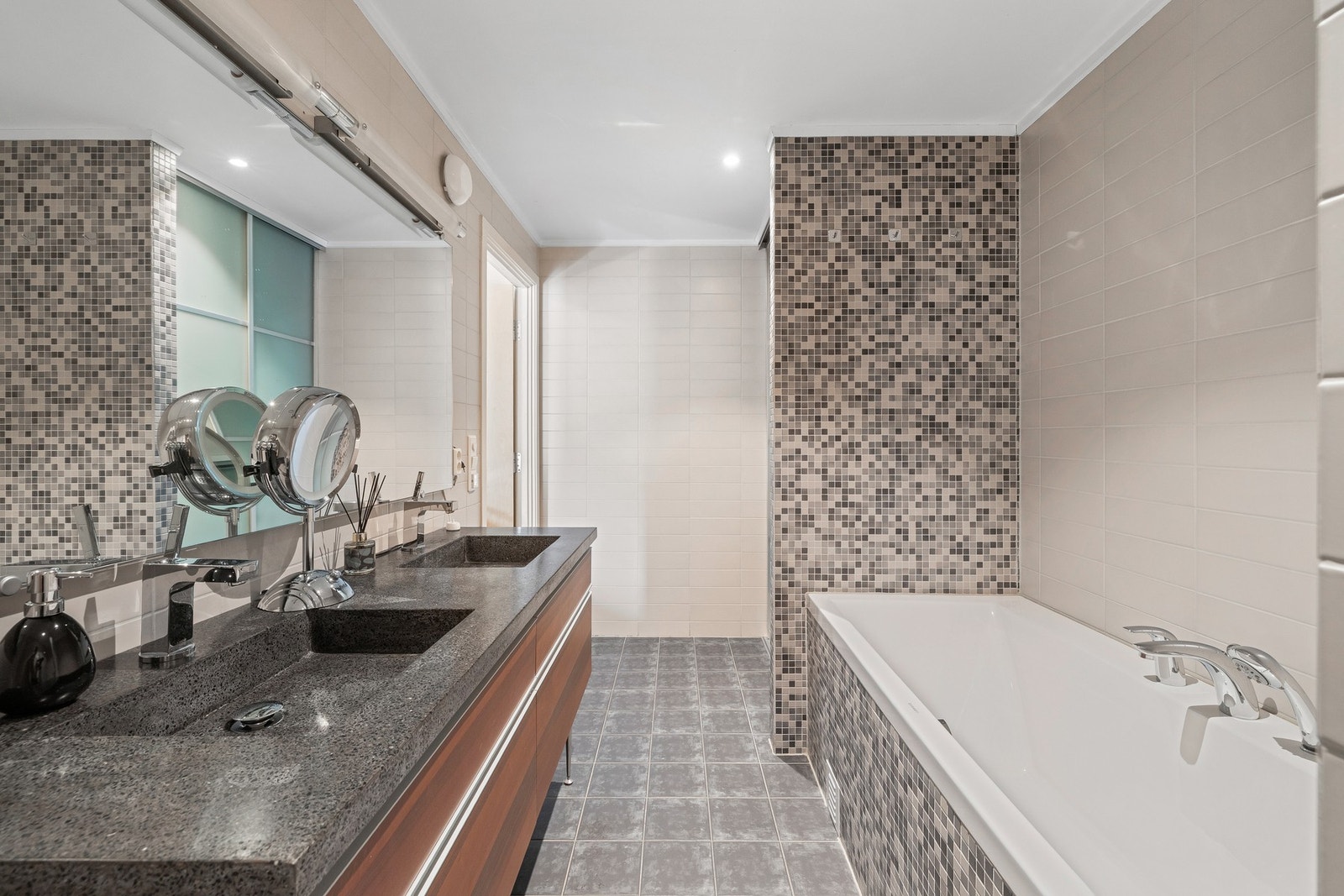 Førstnevnte ligger i tilknytning til hovedsoverommet, og har lyse fliser på veggene, enkelte felter med mosaikk, downlights i himlingen og grå fliser på gulv med gulvvarme. Galleribilde