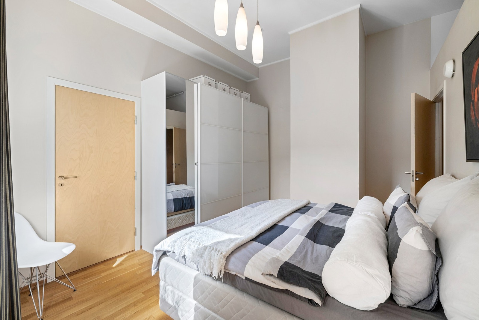 Det er to pene soverom i leiligheten, og begge har store vinduer som sørger for rikt, naturlig lysinnslipp og gode luftemuligheter. Galleribilde