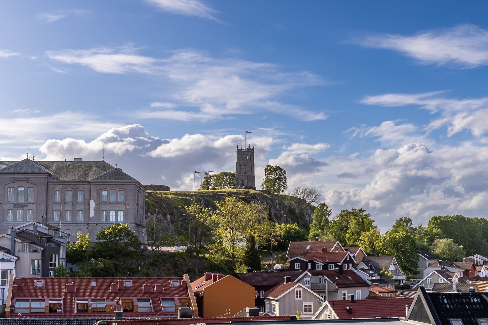 Slottsfjellet ligger også i gangavstand, og byr på attraktive kulturminner, fine turområder, samt flott, vidstrakt utsikt. Galleribilde