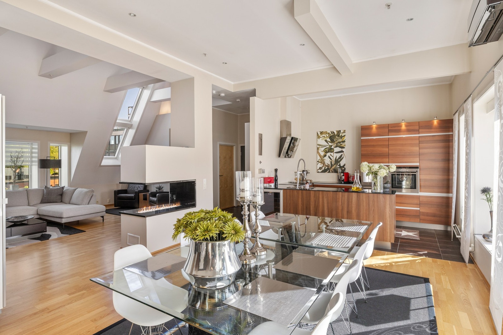 Kjøkkenet har et tidsmessig design med gode benkeflater som innbyr til spennende kokkelering. Galleribilde