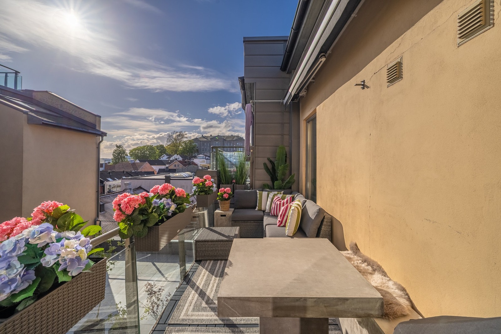 Videre kan eiendommen skilte med egen garasjeplass og en lun, skjermet og solrik balkong på ca. 11 kvm. Galleribilde