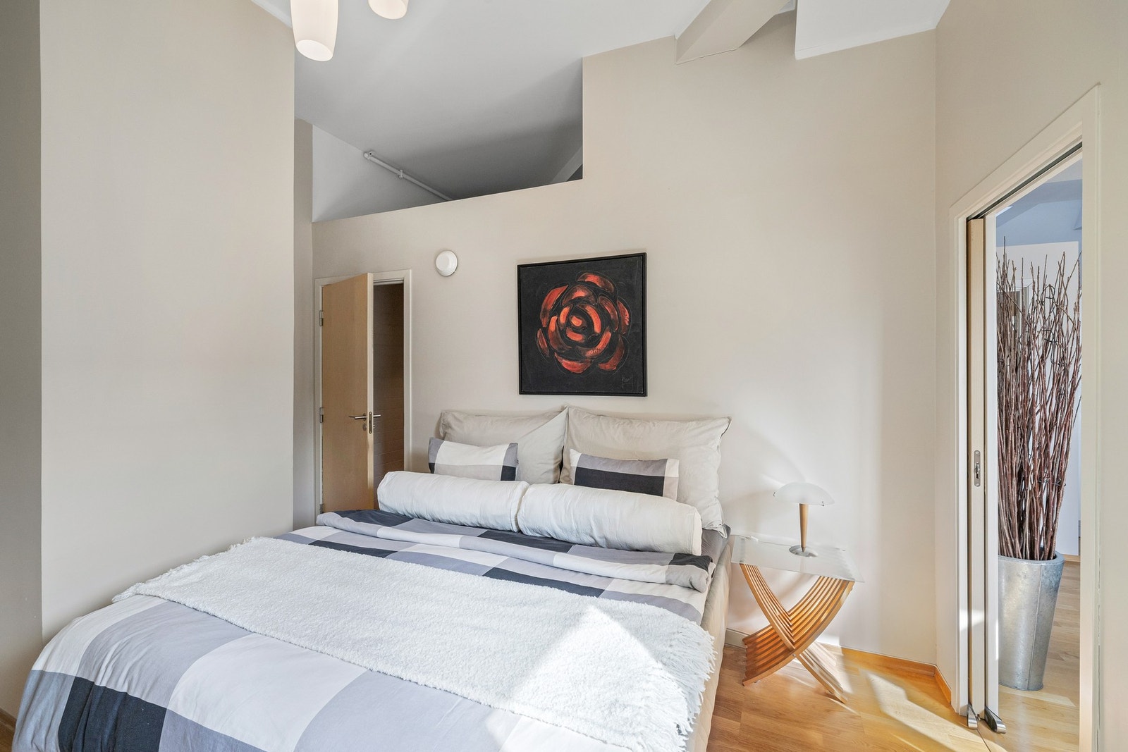 Veggene er malt i en dus beigetone som står godt til parkettgulvene, og takhøyden er luftig. Galleribilde