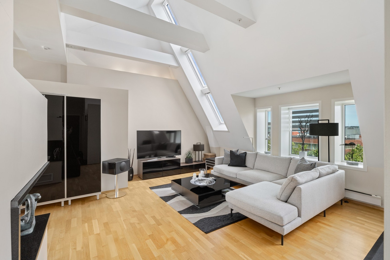 Dagslyset strømmer inn via store, flotte vinduer, og på kveldstid settes den rette stemningen med downlights Galleribilde