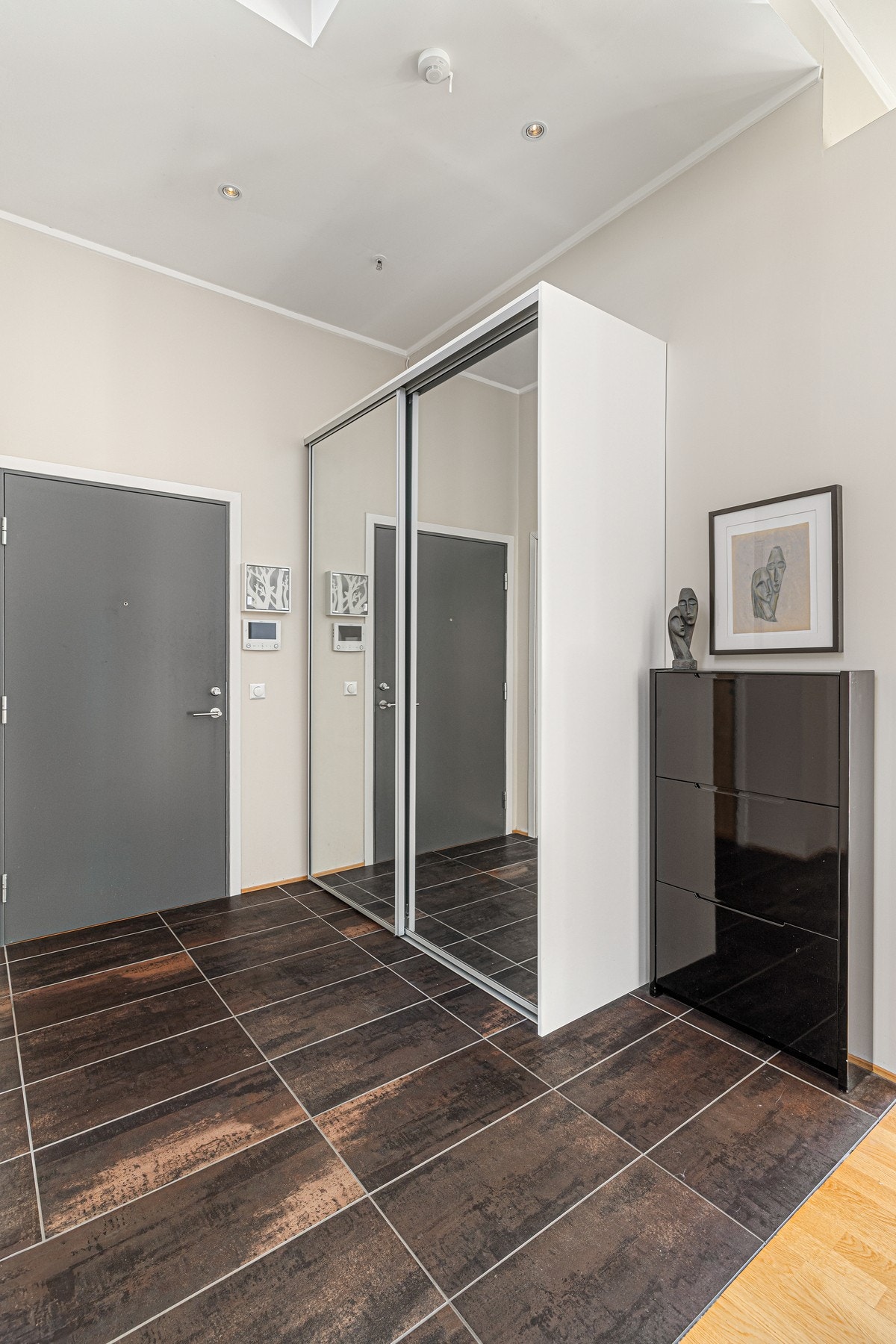 Yttertøyet ryddes enkelt bort i en skyvedørsgarderobe med speilfronter, og mer oppbevaringsplass finnes i en tilliggende innebod. Galleribilde