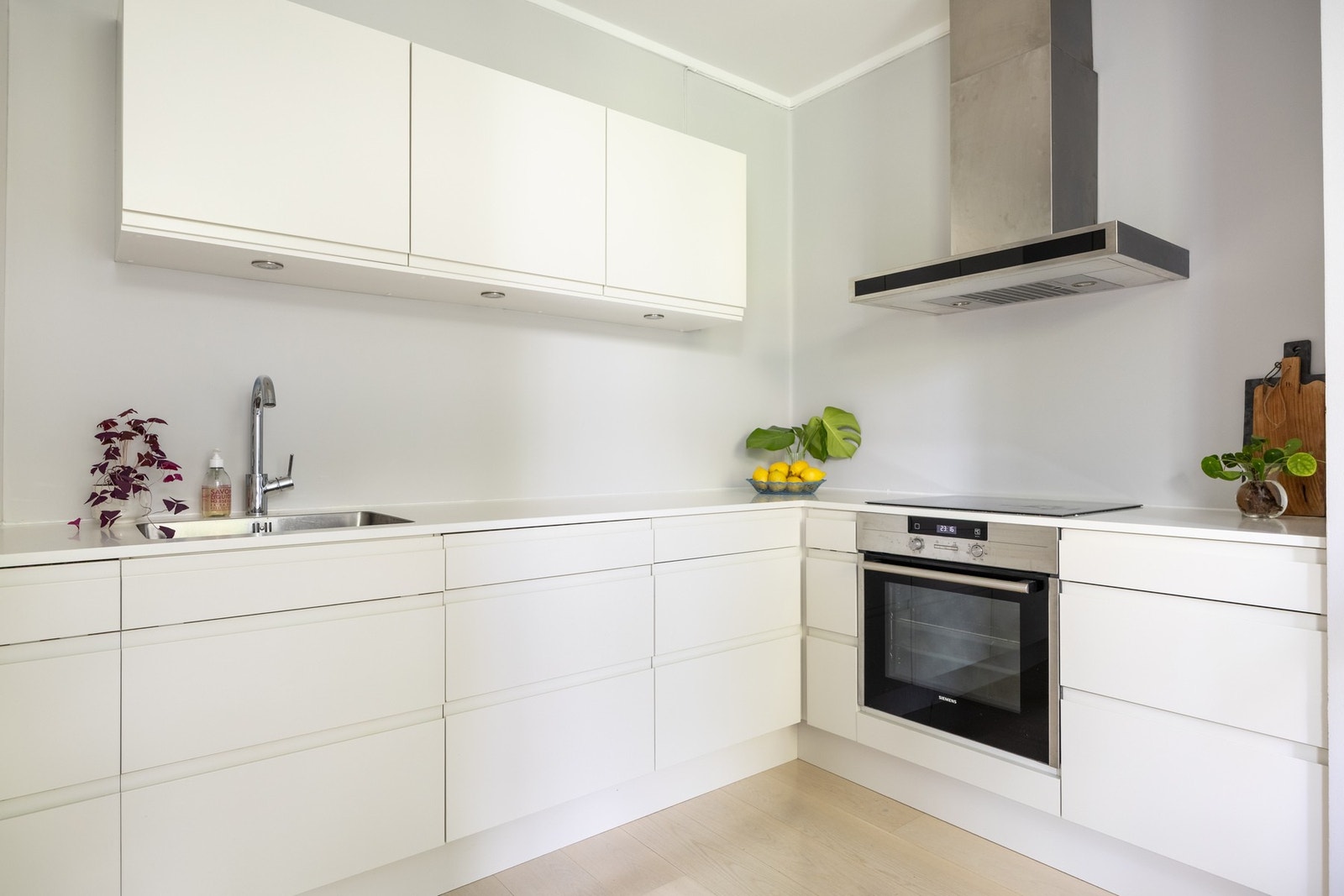 Det er en fin kombinasjon av skap- og benkeplass for både oppbevaring og matlaging. Galleribilde