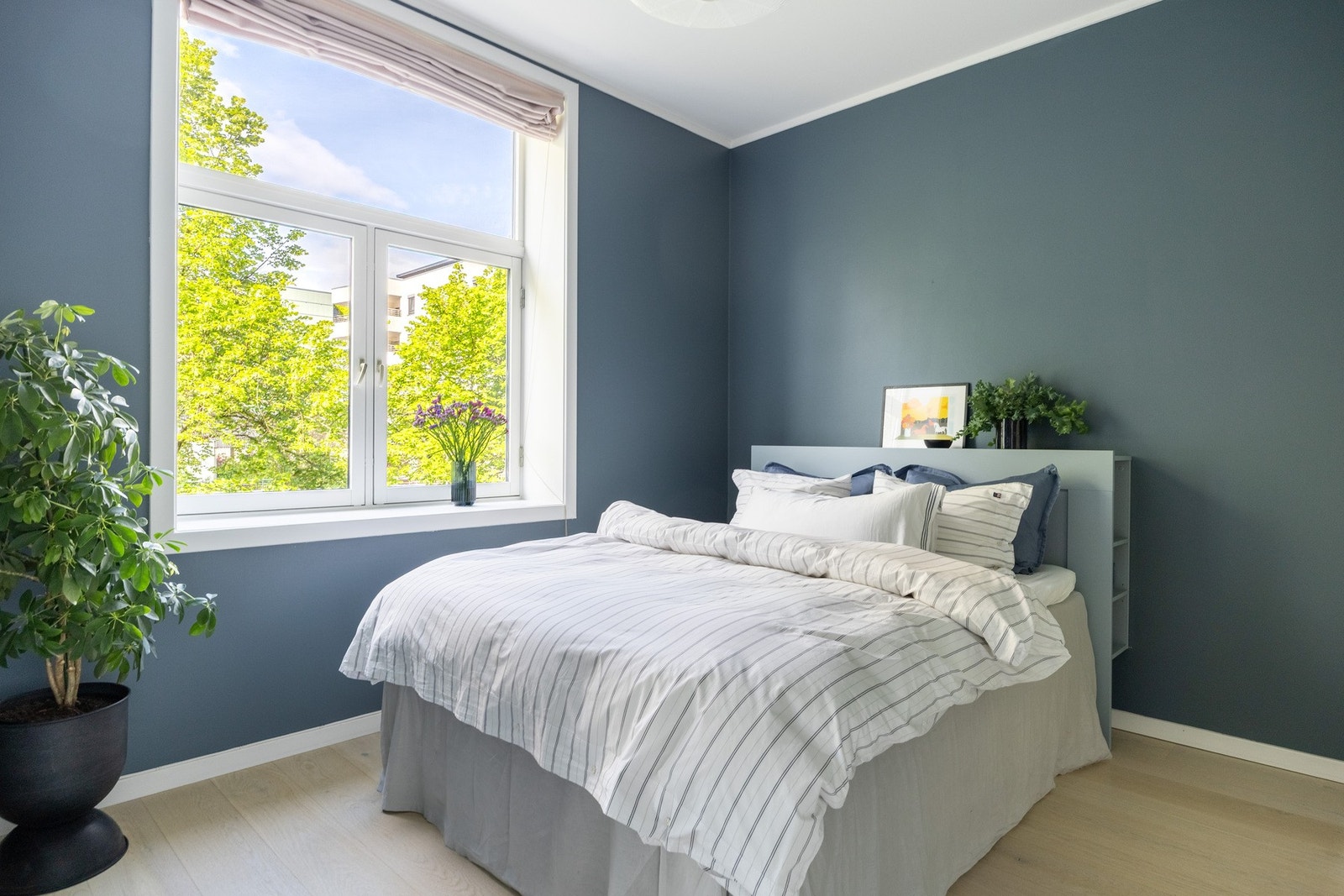 Lyst og innbydende soverom. Galleribilde