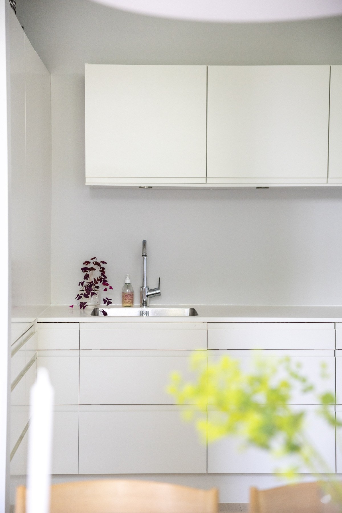 Integrerte hvitevarer gir kjøkkenet et godt helhetsuttrykk og består av kjøleskap med frysedel, oppvaskmaskin og ovn, samt nedfelt induksjonstopp Galleribilde