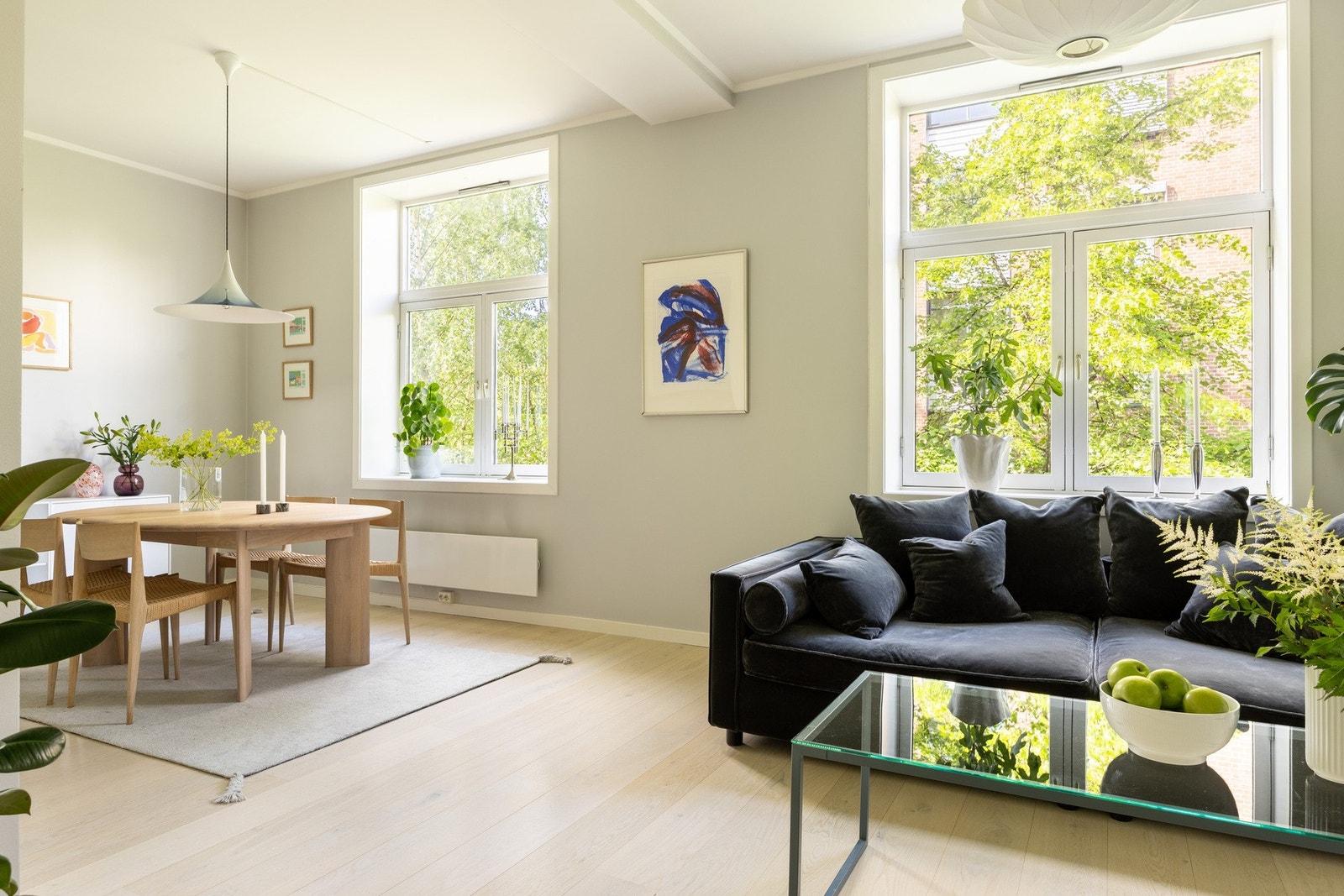 Leiligheten er lys og innbydende. Galleribilde