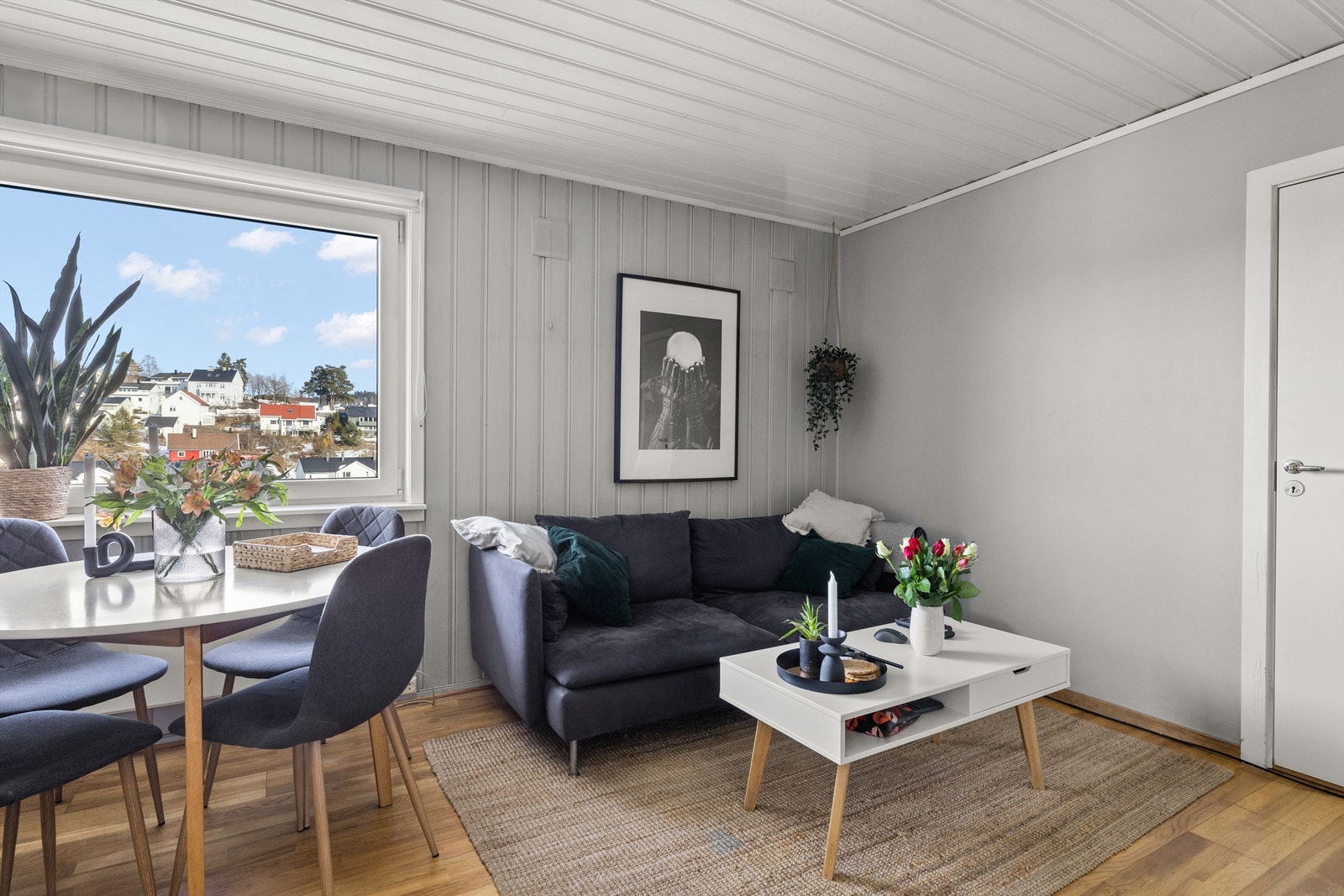 Plass til både spisebord og sofa. Galleribilde