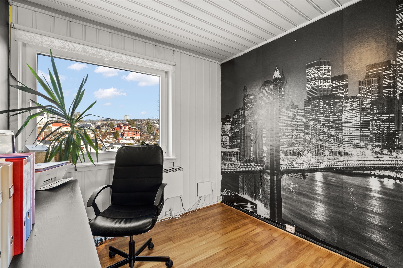 Soverom eller kontor i underetasjens hybel med vindu som slipper inn godt med lys og fritt utsyn. Galleribilde