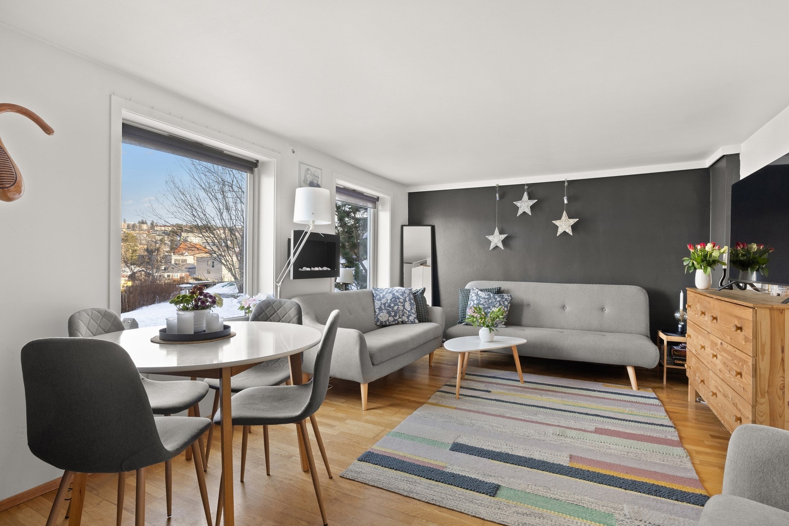 Lys stue i hybelen i kjelleren, med utsyn mot hage og Skøyenåsen. Galleribilde
