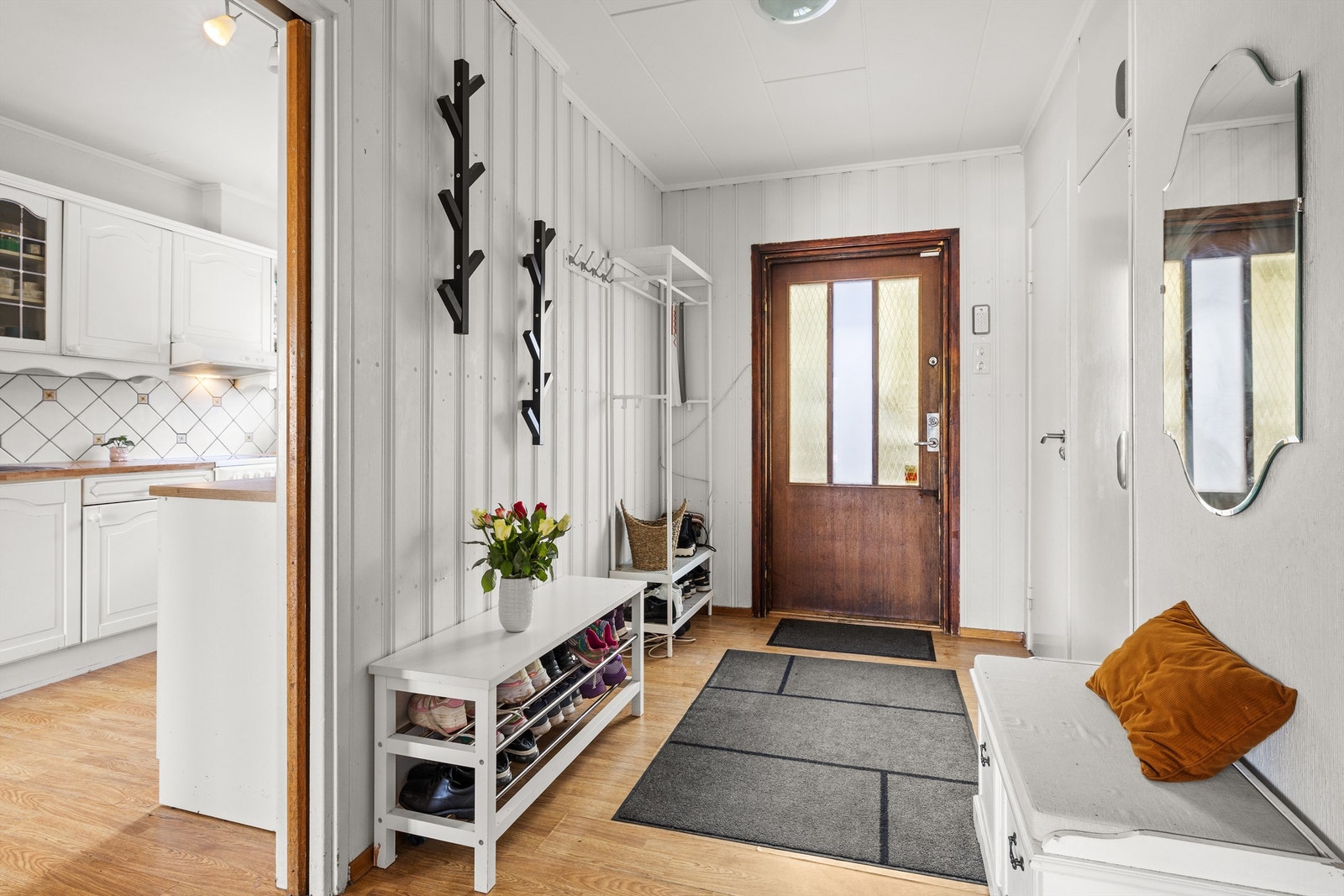 Entre/hall i øverste etasje med god plass til knagger og oppbevaring. Galleribilde